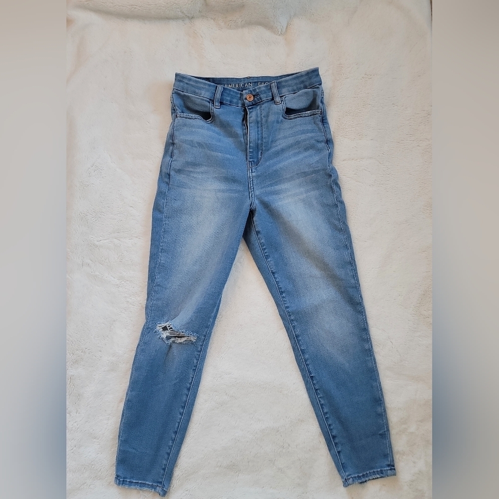 American Eagle High Rise Light Wash Jeans Distressed Knee 8 X Short - Picture 3 of 4
